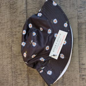 NWT Alice + Olivia reversible bucket hat